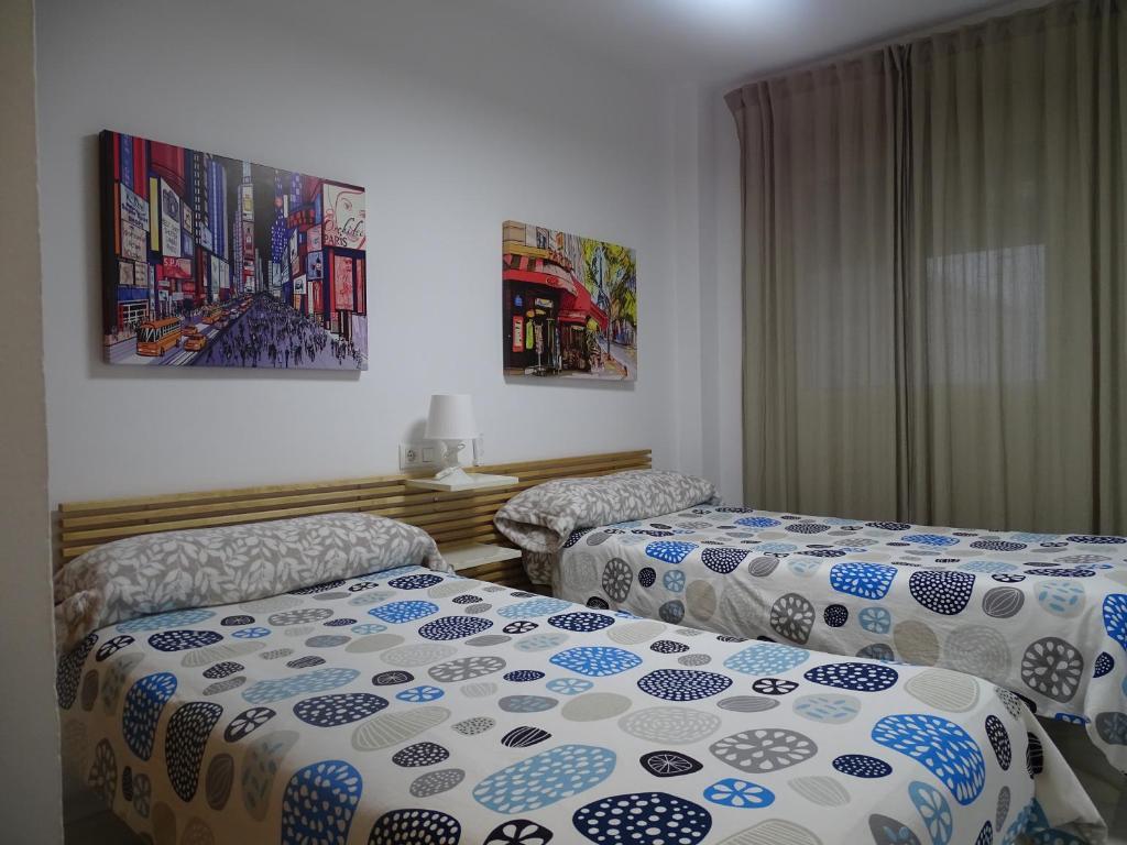 dwa łóżka w pokoju hotelowym z dwoma w obiekcie Apartamento Oropendola 9 w mieście El Puerto de Santa María