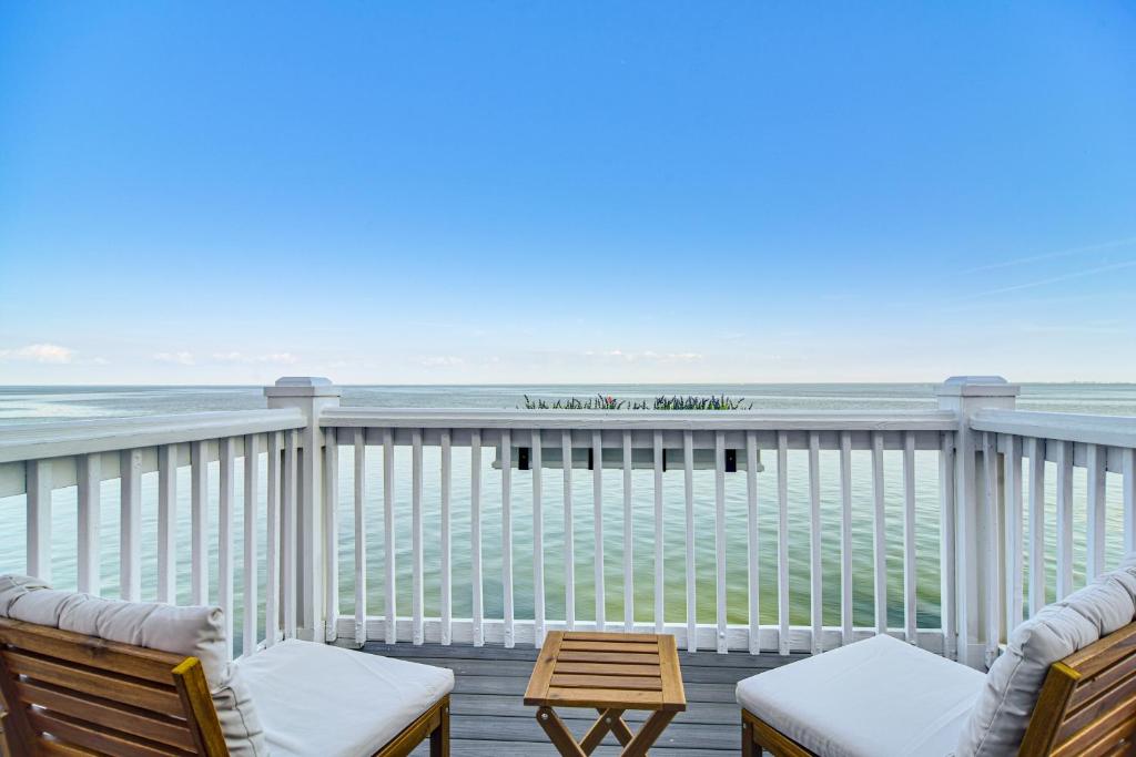 セント・ピーターズバーグにあるBayfront St Petersburg Retreat 4 Mi to Downtown!のバルコニー(椅子2脚、テーブル付)