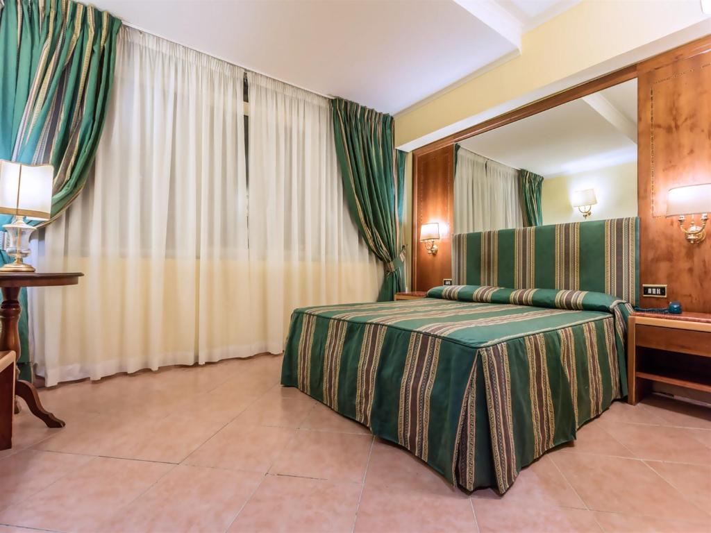 Postel nebo postele na pokoji v ubytování Raeli Hotel Archimede