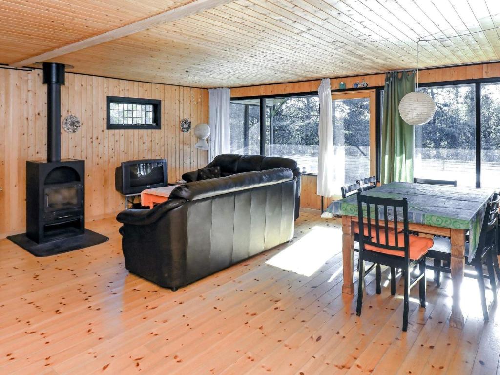 Posezení v ubytování Three-Bedroom Holiday home in Blokhus 21