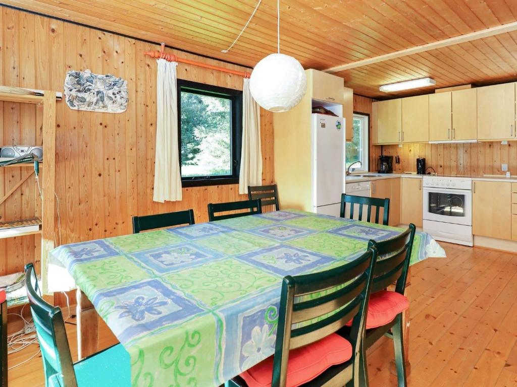 Kuchyň nebo kuchyňský kout v ubytování Three-Bedroom Holiday home in Blokhus 21