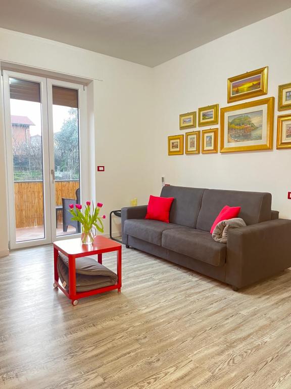 una sala de estar con un sofá y una mesa en Garda Art&Lake, en Peschiera del Garda