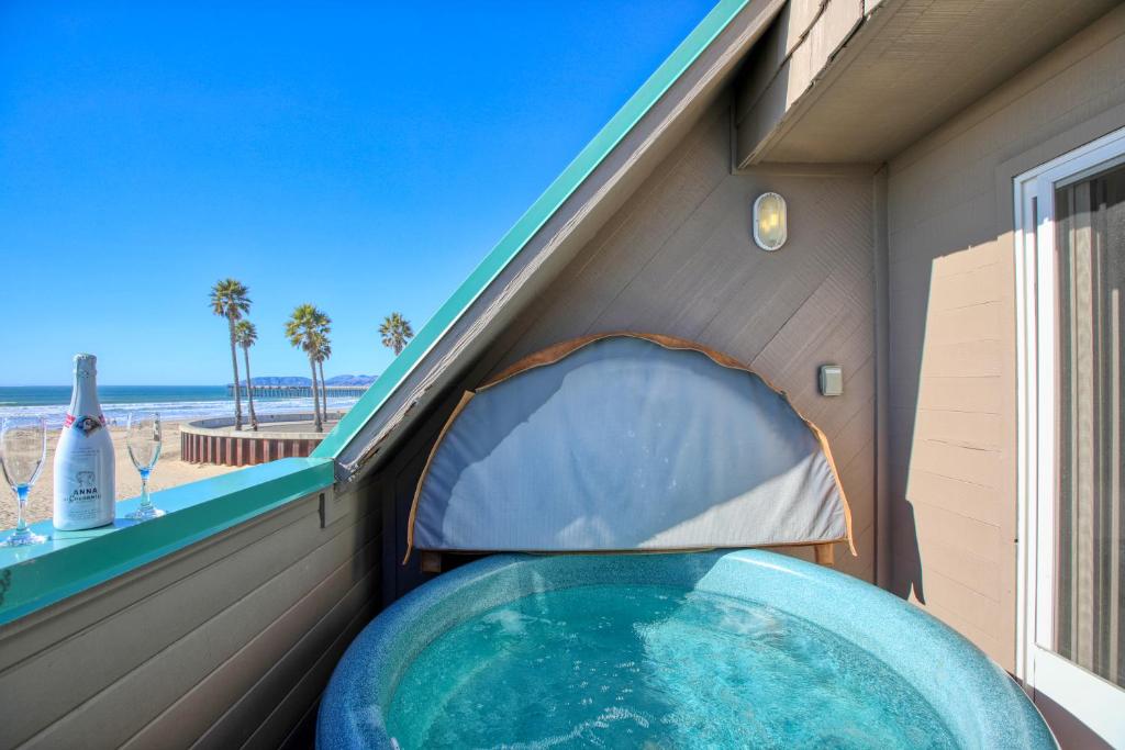 a bath tub in the corner of a house at SeaVenture Beach Hotel in Pismo Beach