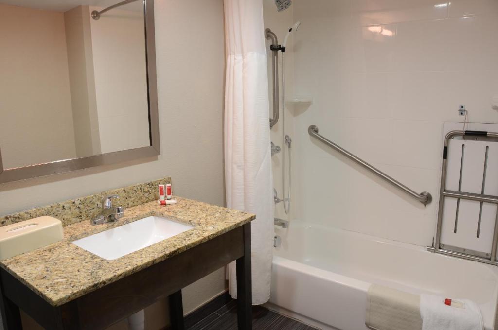 Baymont by Wyndham Clarksville - Camera King - Accesso Disabili/Non Fumatori