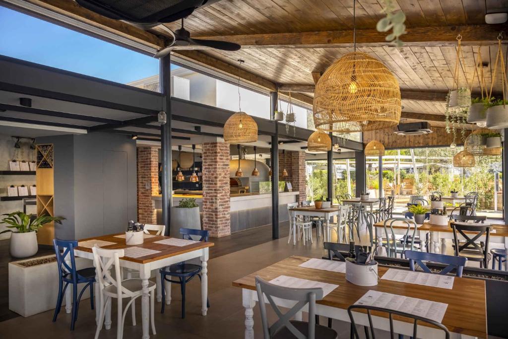 ein Restaurant mit Tischen und Stühlen und Fenstern in der Unterkunft Mobilehomes in Rovinj - Istrien 50060 in Rovinj