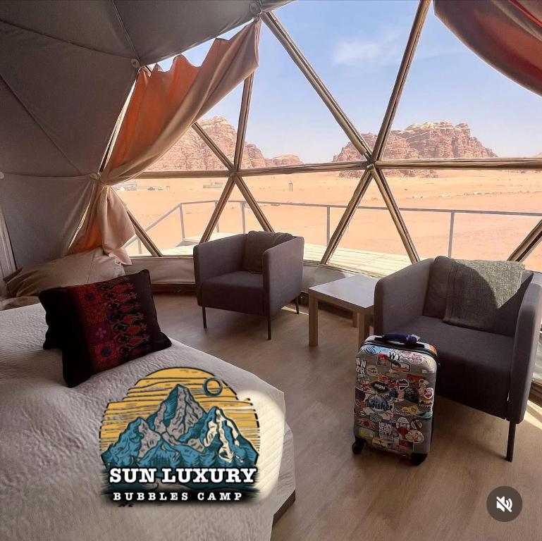 Posezení v ubytování SUN lUXURY BUBBLE CAMP