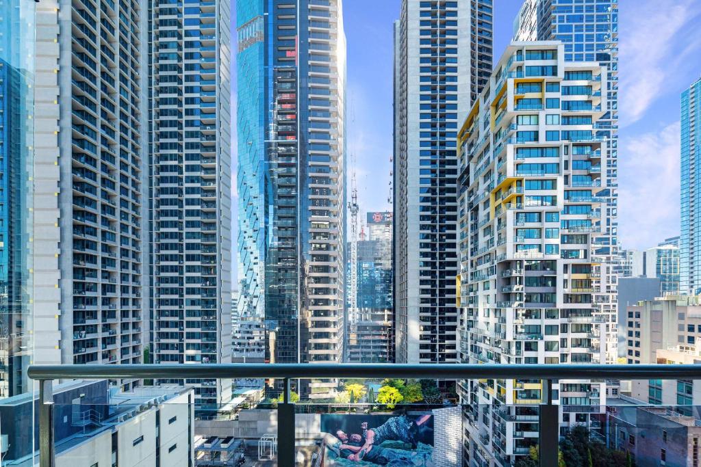 a view of a city skyline with tall buildings at Melbourne CBD Apt With A C Balcony & Pool in Melbourne