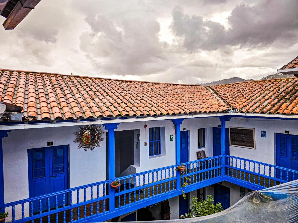 Edificio en el que se encuentra el hostal o pensión