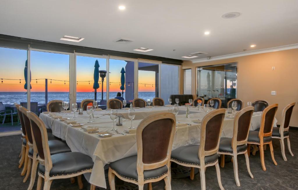 a conference room with a long table and chairs at SeaVenture Beach Hotel in Pismo Beach