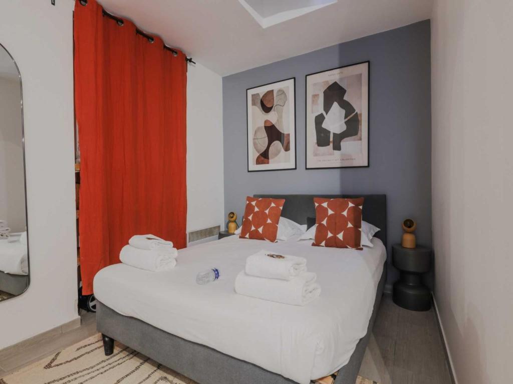une chambre avec un lit avec des serviettes dessus dans l'établissement Welcoming Studio for 2 people - Épinettes, à Paris