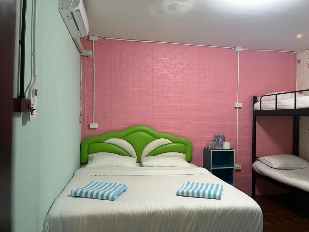 Postel nebo postele na pokoji v ubytování D​ Luck​ Hostel