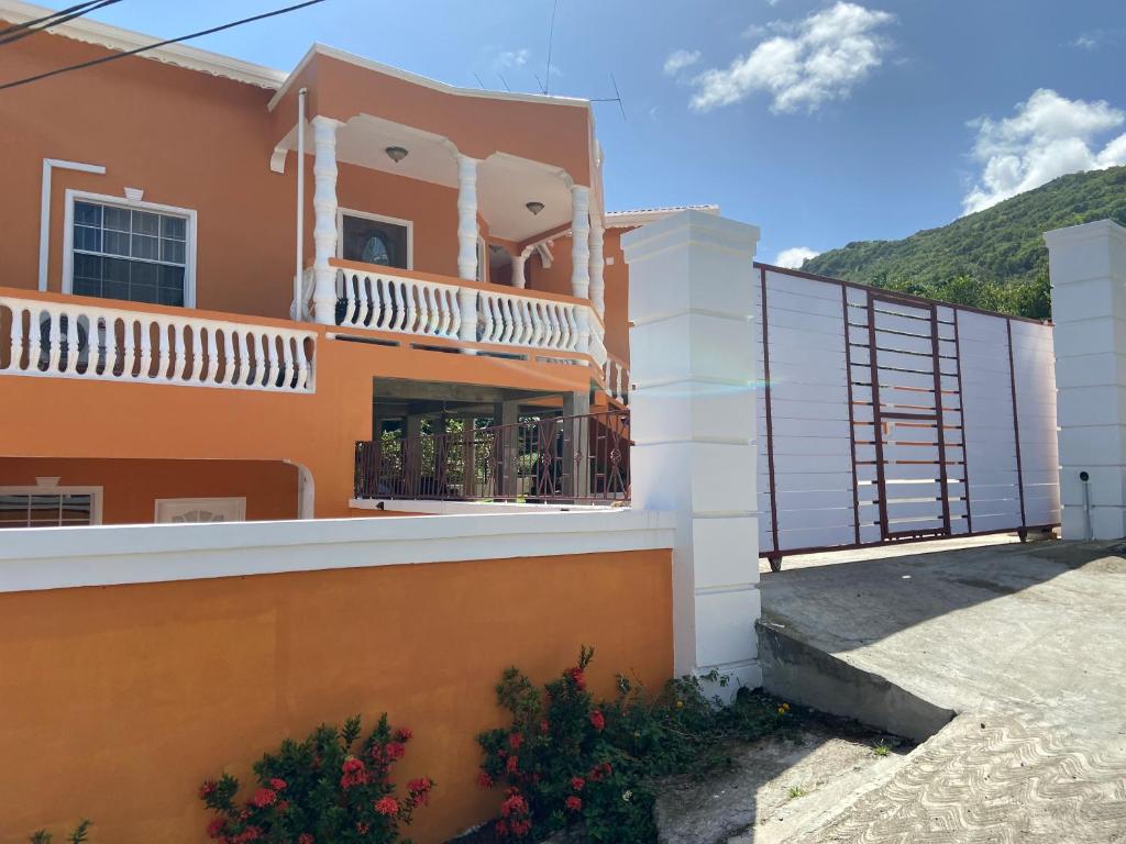 una casa con balcone e recinzione di Rivière Chateau - Gros Islet a Gros Islet