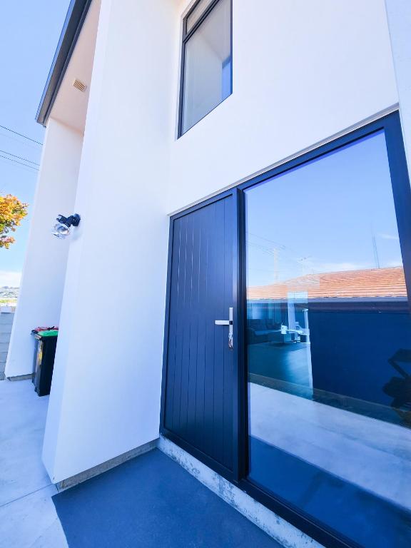 New Modern Townhouse Near Town& Beach - Resim 9