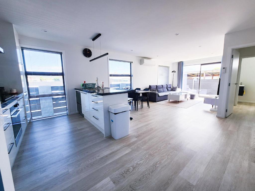 New Modern Townhouse Near Town& Beach - Resim 14