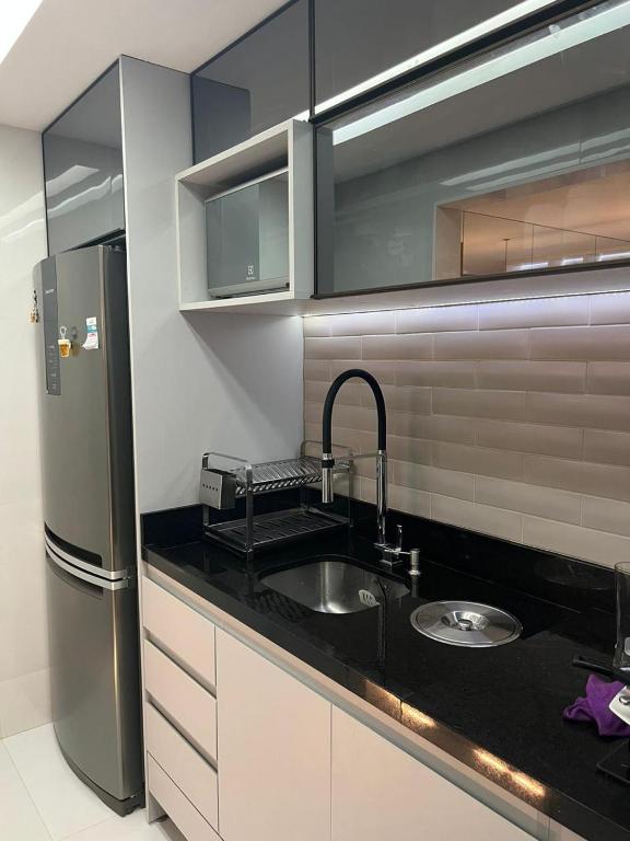 Η κουζίνα ή μικρή κουζίνα στο Apartamento para o carnaval de Recife