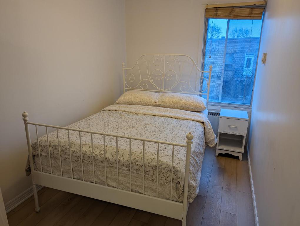 Postel nebo postele na pokoji v ubytování Harmony room near Metro Monk station with Self Check-in