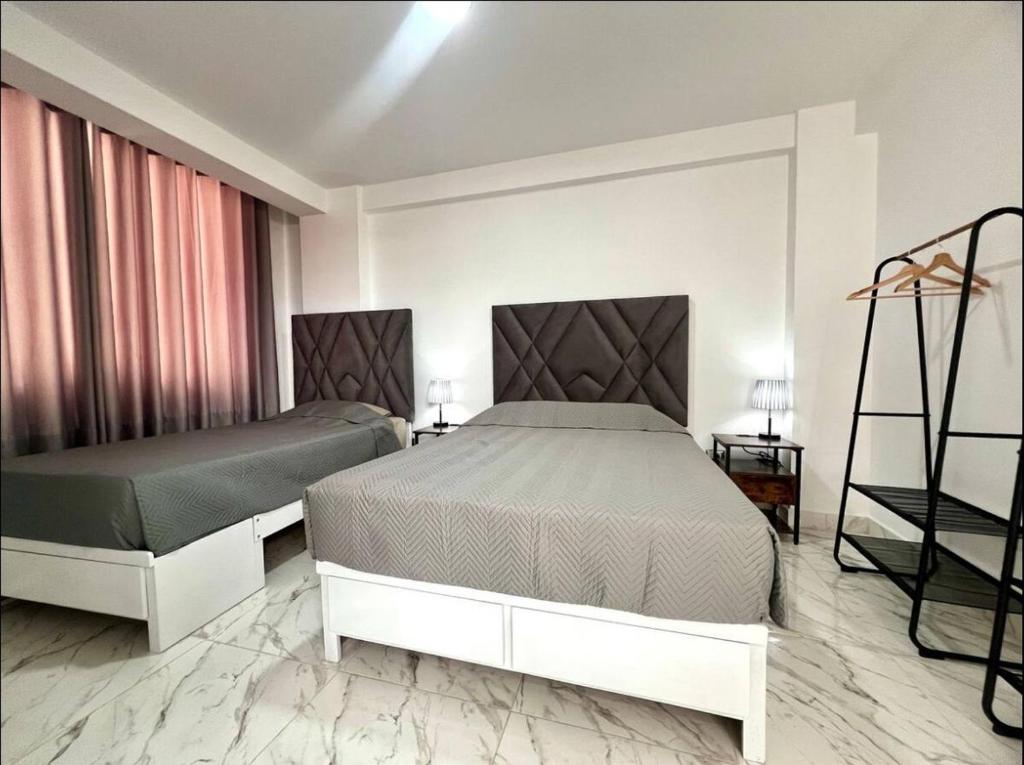 Un dormitorio con dos camas en una habitación. en Dpto de estreno centro de Tacna 303, en Tacna