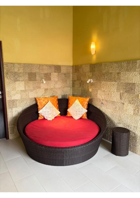 Postel nebo postele na pokoji v ubytování Teluk Karang Dive & Spa Resort