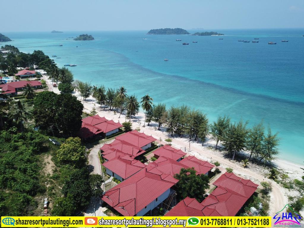 - une vue aérienne sur une plage aux toits rouges dans l'établissement Shaz Resort Pulau Tinggi, à Kampung Penaga