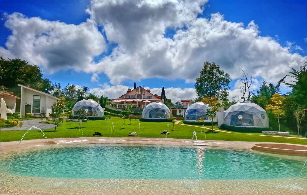 Bazén v ubytování Mantra Glamping & Chalets nebo v jeho okolí