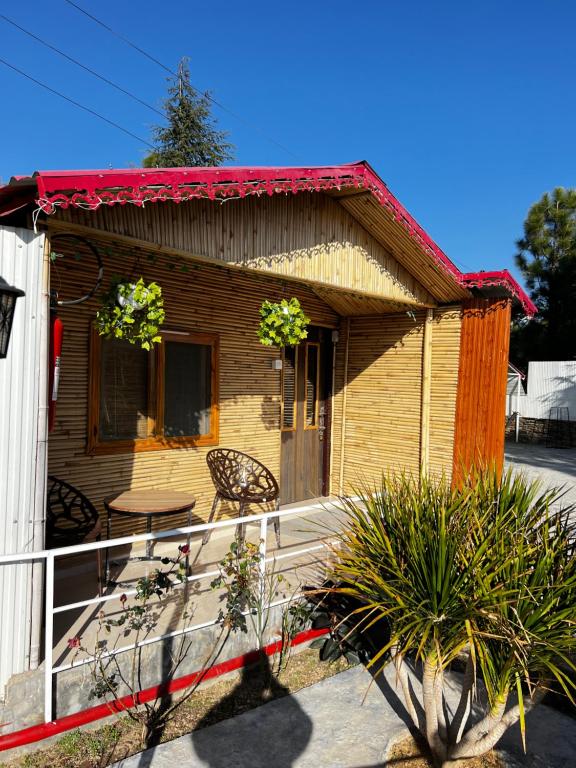 Фотография из галереи The Chail Heights Hotel and Resort в городе Чейл