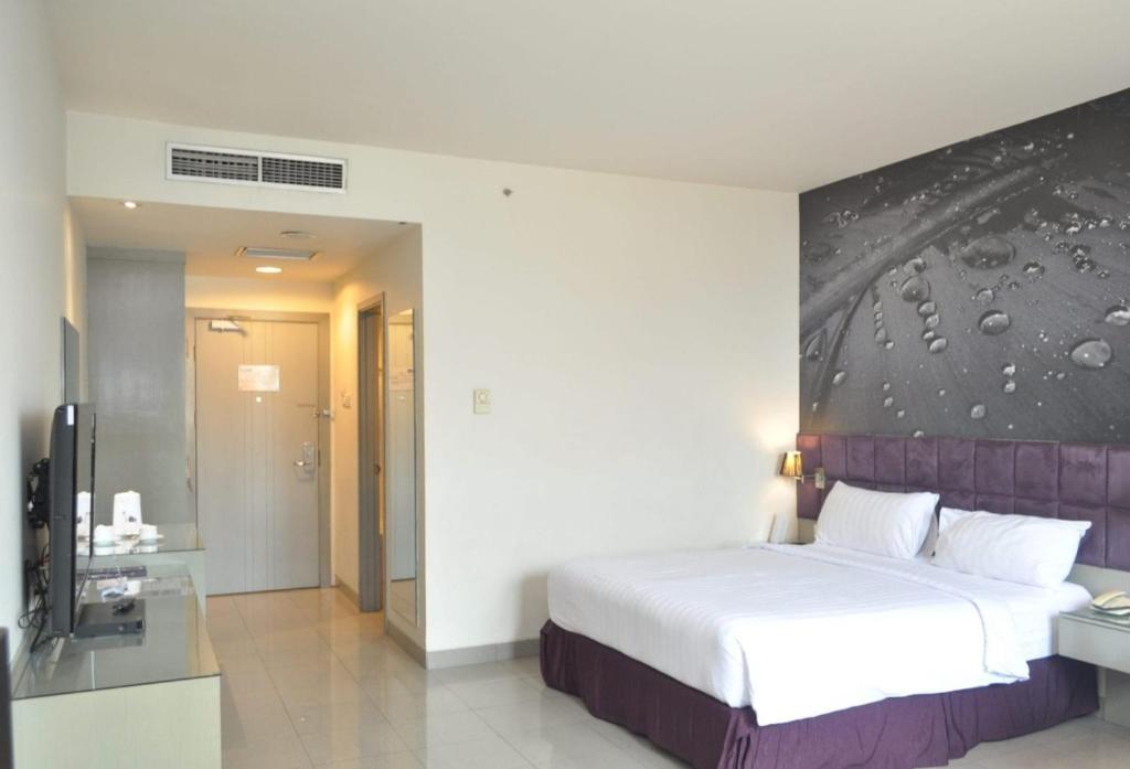 Postel nebo postele na pokoji v ubytování Royal Palm Hotel & Conference Center Cengkareng