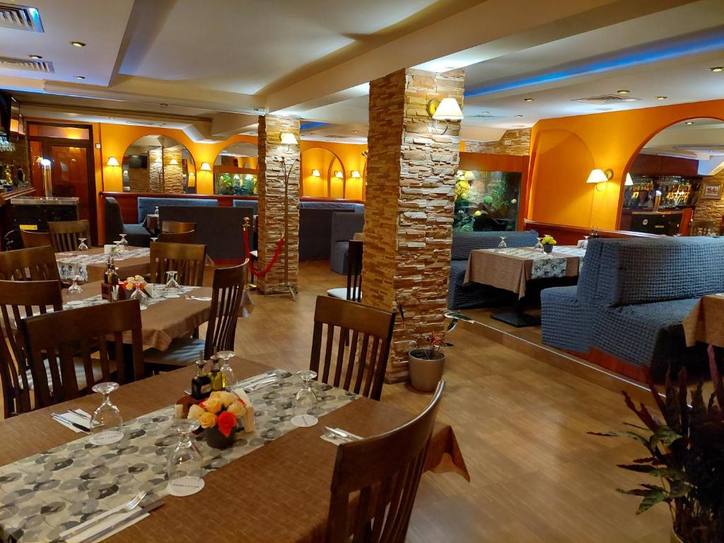 A restaurant or other place to eat at Eleganza Family Hotel - Free Parking