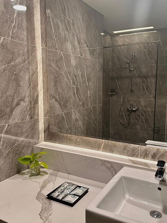Koupelna v ubytování Royal Palm Hotel & Conference Center Cengkareng