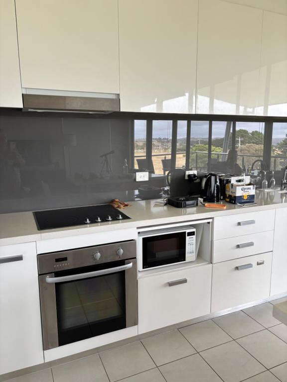 Kuchyň nebo kuchyňský kout v ubytování Unit 135 Silverwater Resort San Remo Victoria