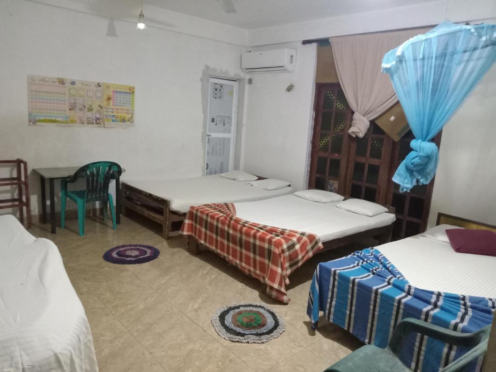 Postel nebo postele na pokoji v ubytování Thisara Pool Hotel Kataragama & Yala-Kabiliththa Safari