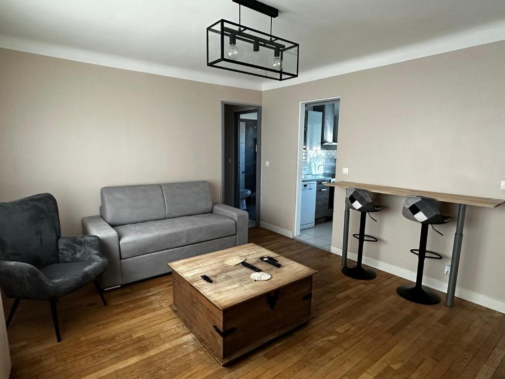 un salon avec un canapé et une table basse dans l'établissement Charmante maison de ville, à Margny-lès-Compiègne