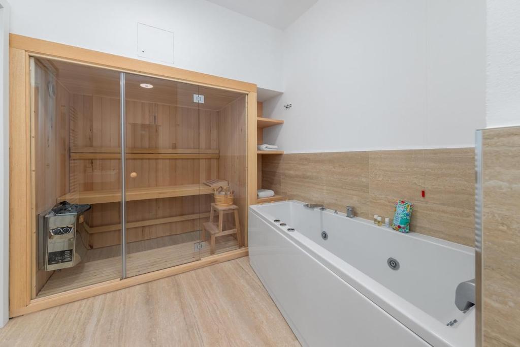 Gallery image of Luxury Apartment with Private Spa-Free Parking in Monza