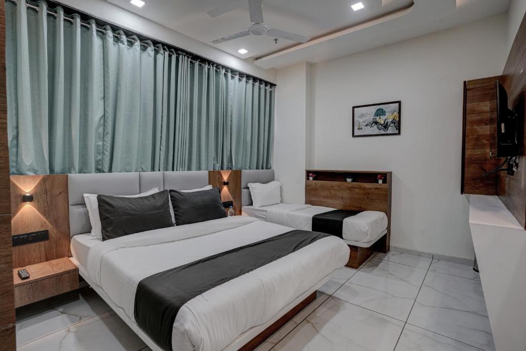 Postel nebo postele na pokoji v ubytování Hotel Paris Plaza