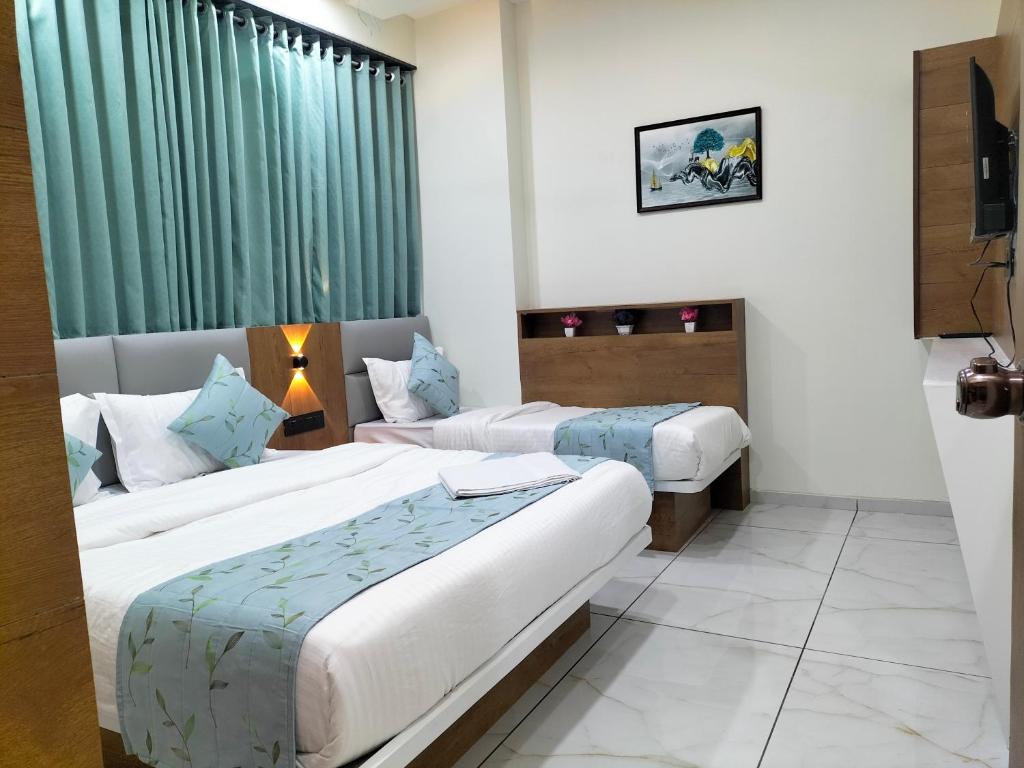 Postel nebo postele na pokoji v ubytování Hotel Paris Plaza