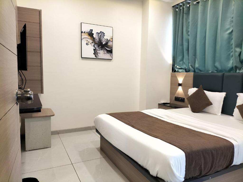 Postel nebo postele na pokoji v ubytování Hotel Paris Plaza