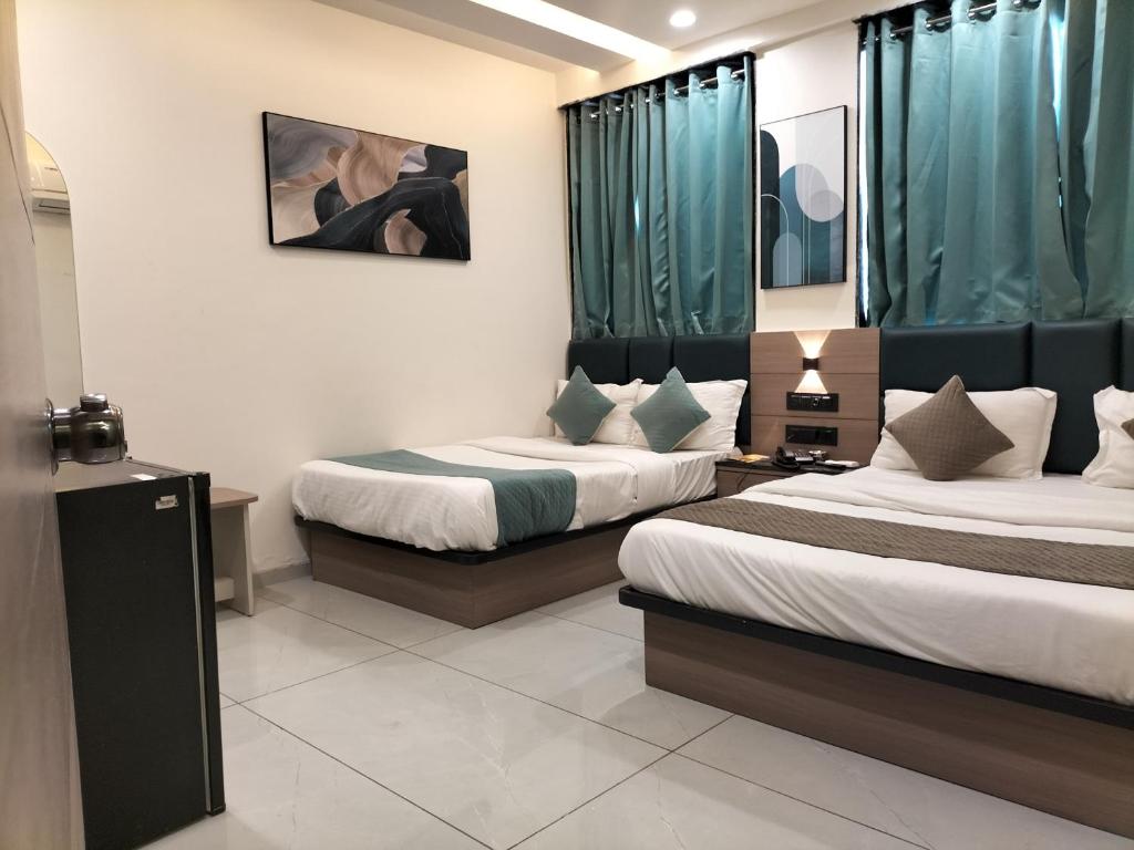 Postel nebo postele na pokoji v ubytování Hotel Paris Plaza