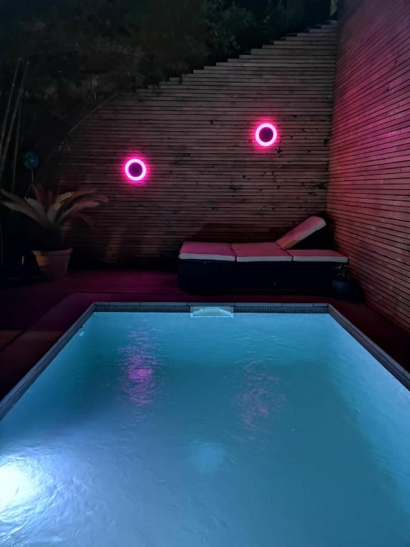 Bazén v ubytování Chambre privée au pied des cevennes nebo v jeho okolí
