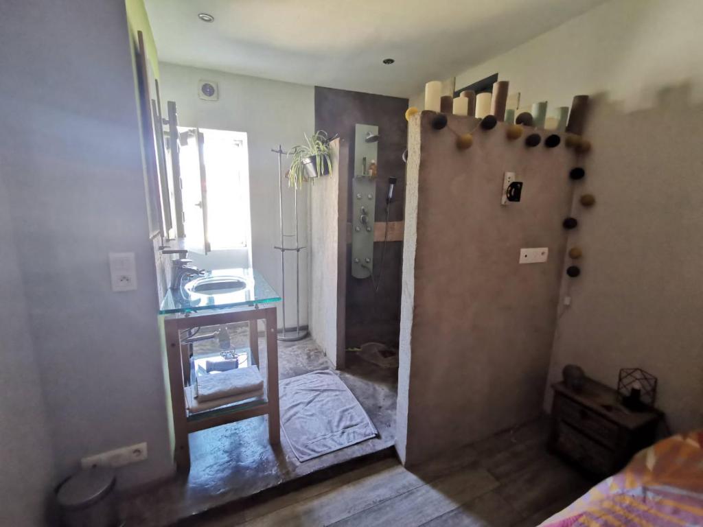 Postel nebo postele na pokoji v ubytování Chambre privée au pied des cevennes