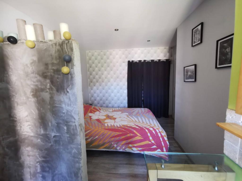 Postel nebo postele na pokoji v ubytování Chambre privée au pied des cevennes
