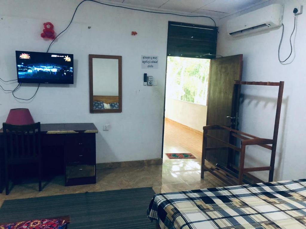 Postel nebo postele na pokoji v ubytování Thisara Pool Hotel Kataragama & Yala-Kabiliththa Safari