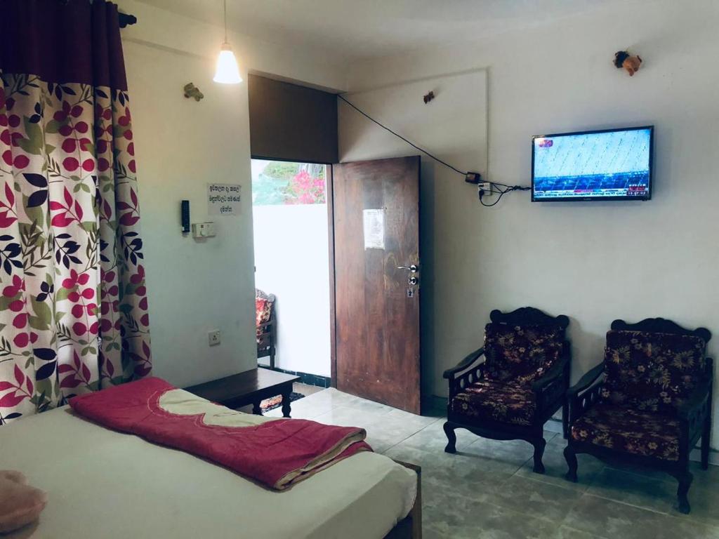 Postel nebo postele na pokoji v ubytování Thisara Pool Hotel Kataragama & Yala-Kabiliththa Safari