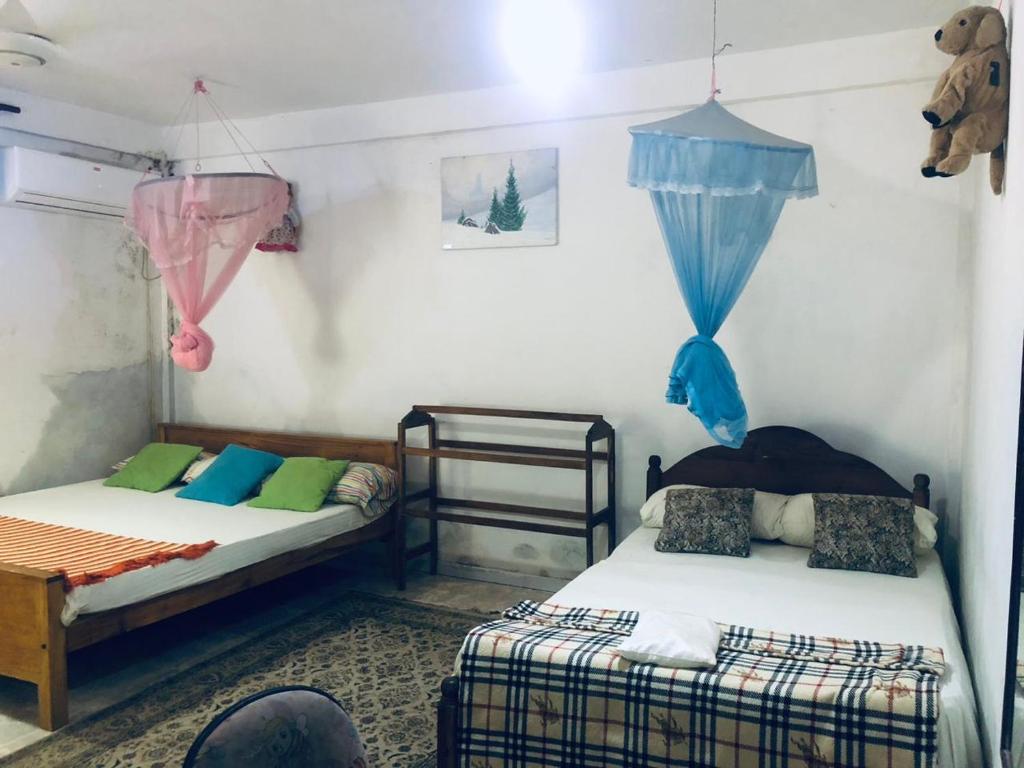 Postel nebo postele na pokoji v ubytování Thisara Pool Hotel Kataragama & Yala-Kabiliththa Safari