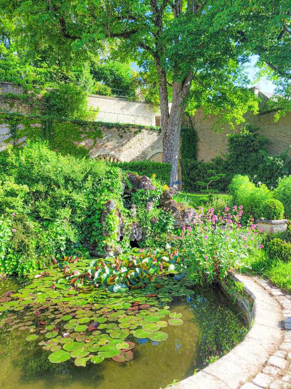 Zahrada ubytování Domaine Le Clos de la Source -Jacuzzi - Petit déjeuner buffet - Atelier d'art