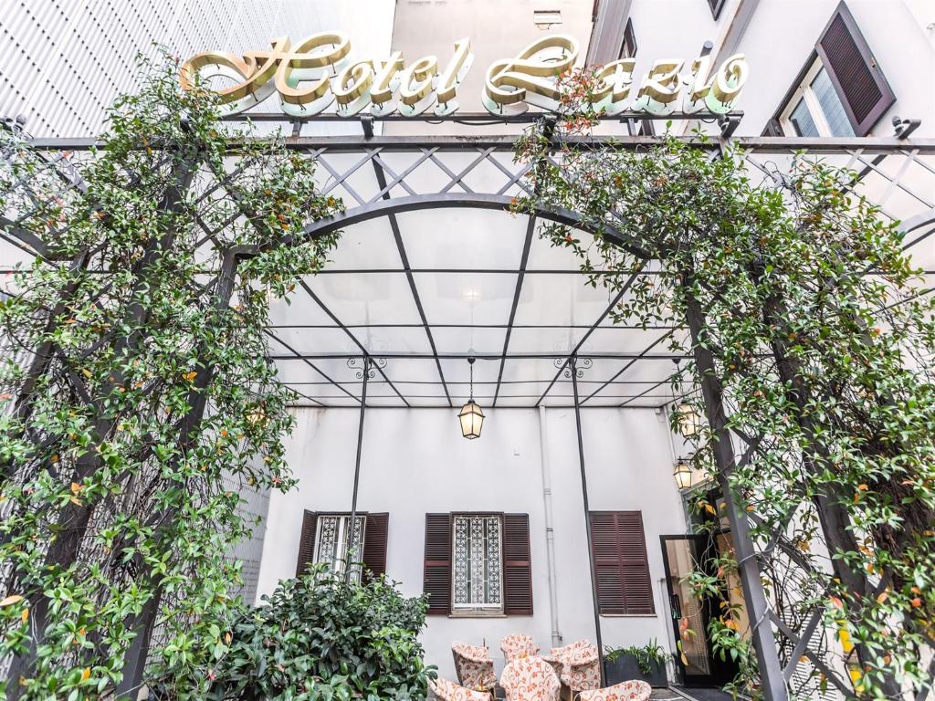 ローマにあるラエリ ホテル ラツィオの植物のあるホテルのロビーの景色を望めます。