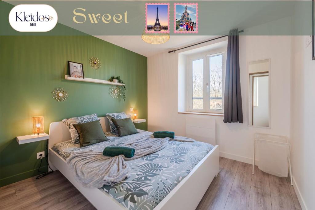 a bedroom with green walls and a large bed at Sweet - Superbe appartement avec parking privé - Paris-Disney & CDG à 25 minutes in Pomponne