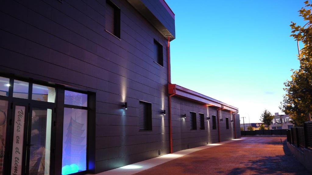um edifício com luzes na lateral em V Hotel em Arroyomolinos