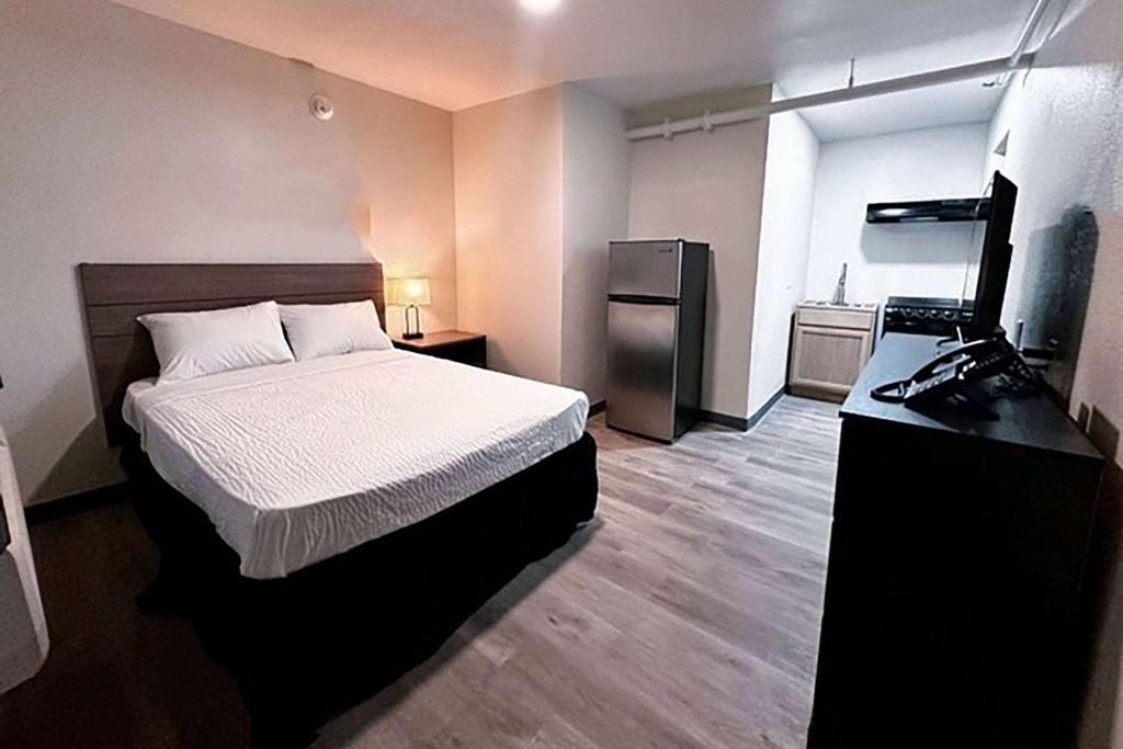 Postel nebo postele na pokoji v ubytování Studio City Suites, a Travelodge by Wyndham