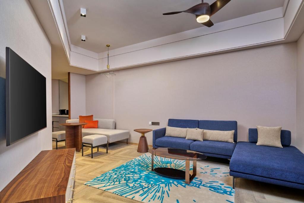 TV a/nebo společenská místnost v ubytování Birkin International Hotel