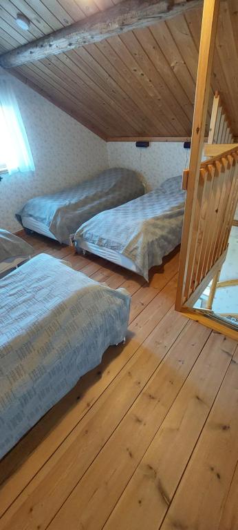 Postel nebo postele na pokoji v ubytování Djurstagården Ängslyckan