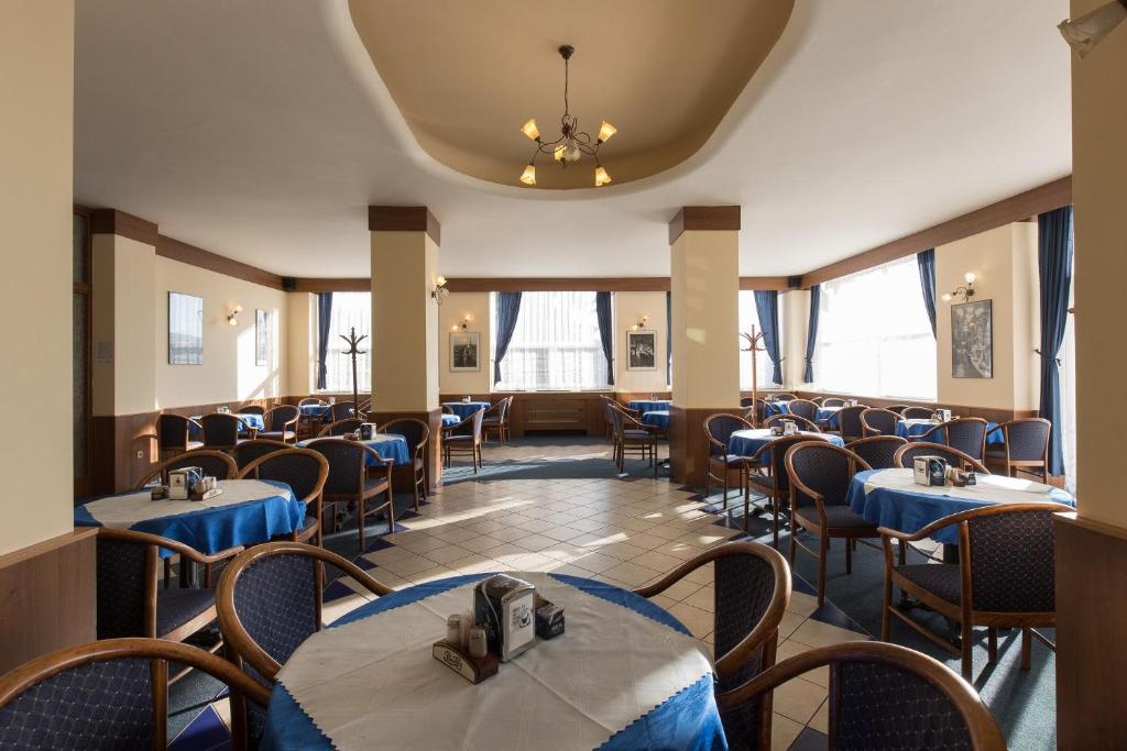 Restoran või mõni muu söögikoht majutusasutuses Hotel Belvedere Příbram